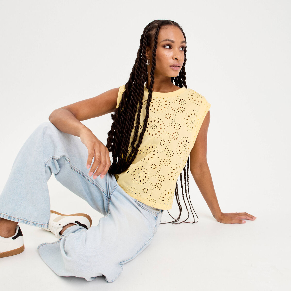 T-shirt sans manches brod&eacute; jaune clair femme