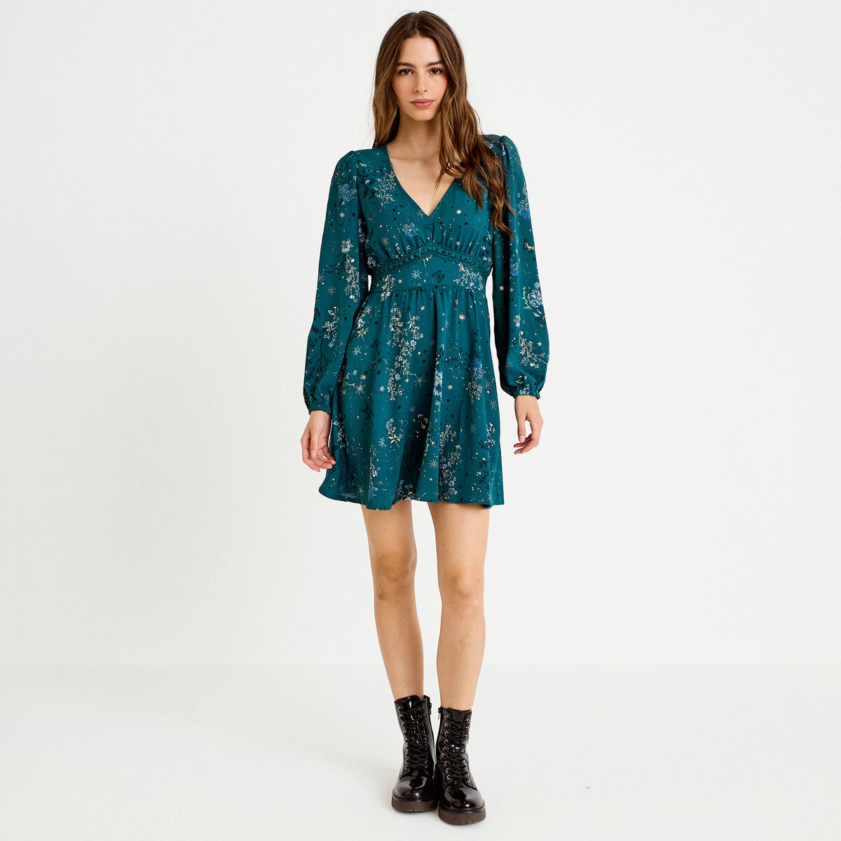 Robe courte &eacute;vas&eacute;e col v manches longues vert femme