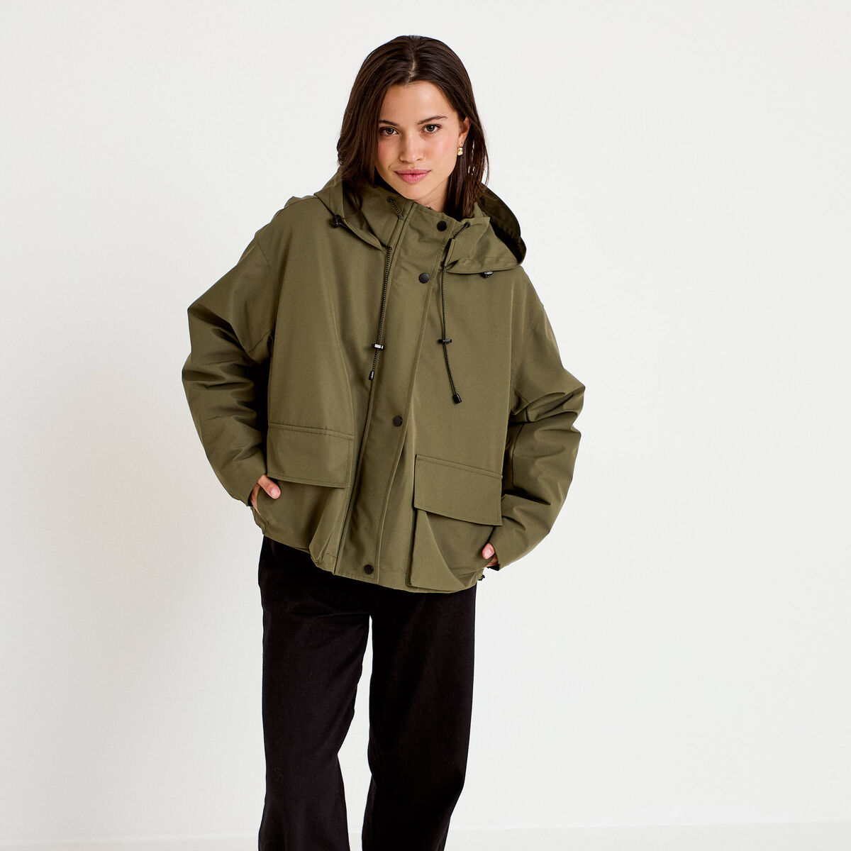 Veste courte bas resserr&eacute; &agrave; capuche vert kaki femme