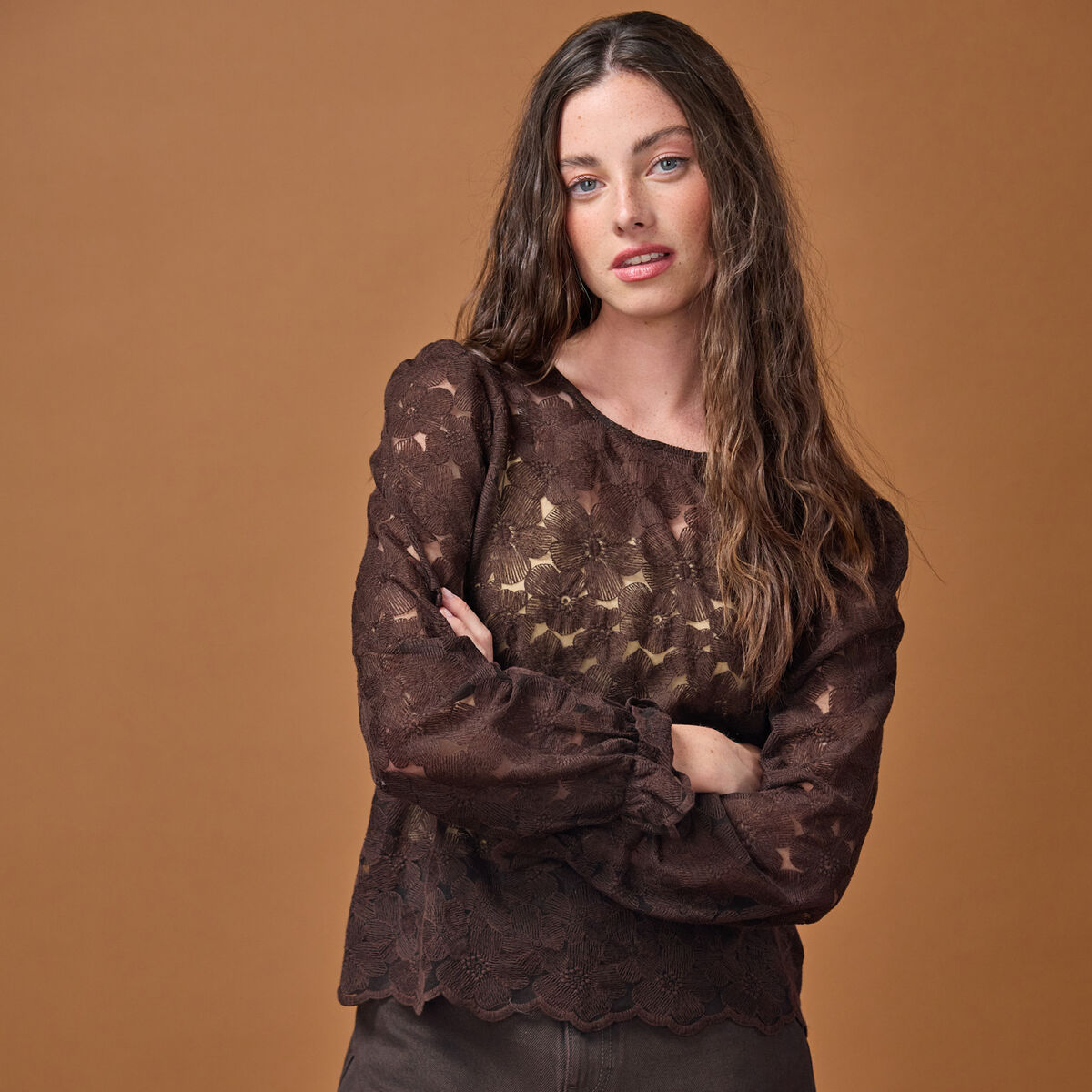 Blouse en dentelle d&eacute;collet&eacute; dos marron fonc&eacute; femme