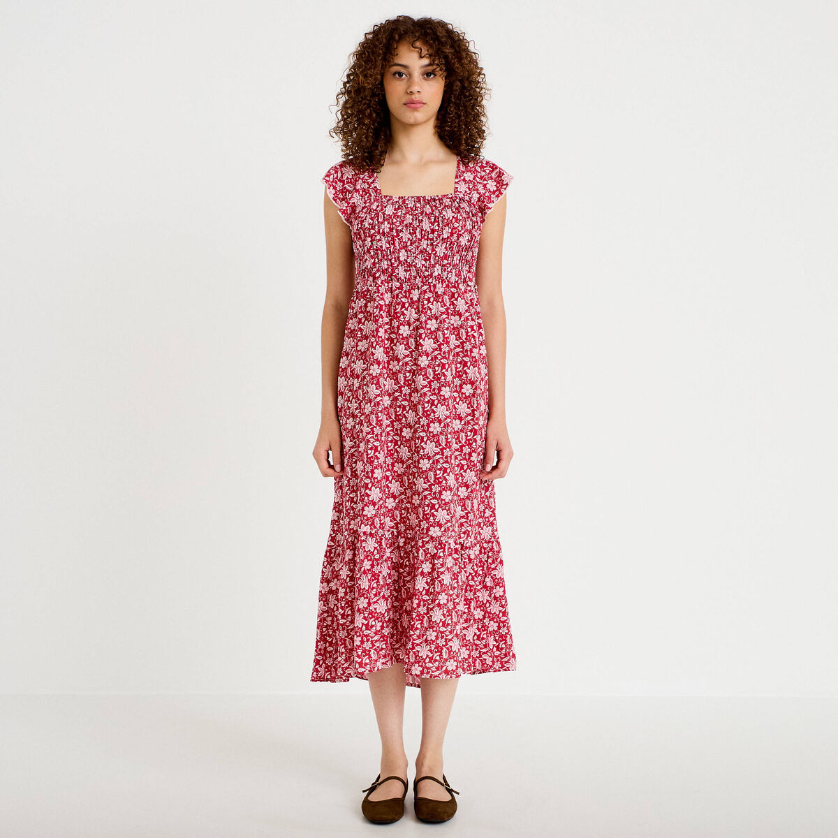 Robe longue &eacute;vas&eacute;e smock&eacute;e rouge femme