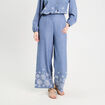 Pantalon large brodé bleu femme