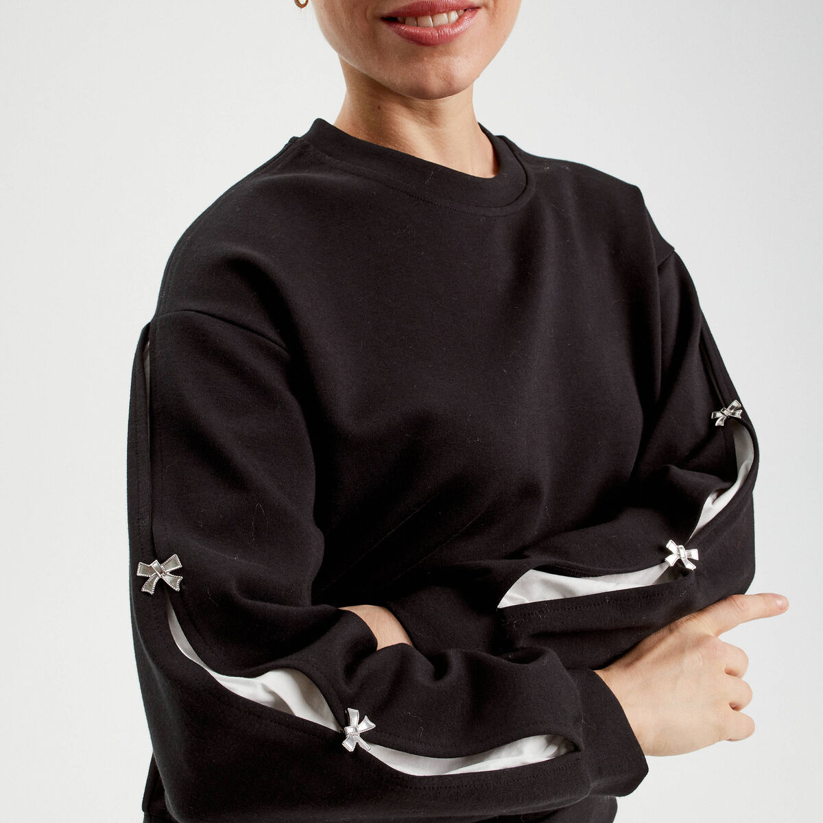 Sweat manches d&eacute;tails bijoux noir femme