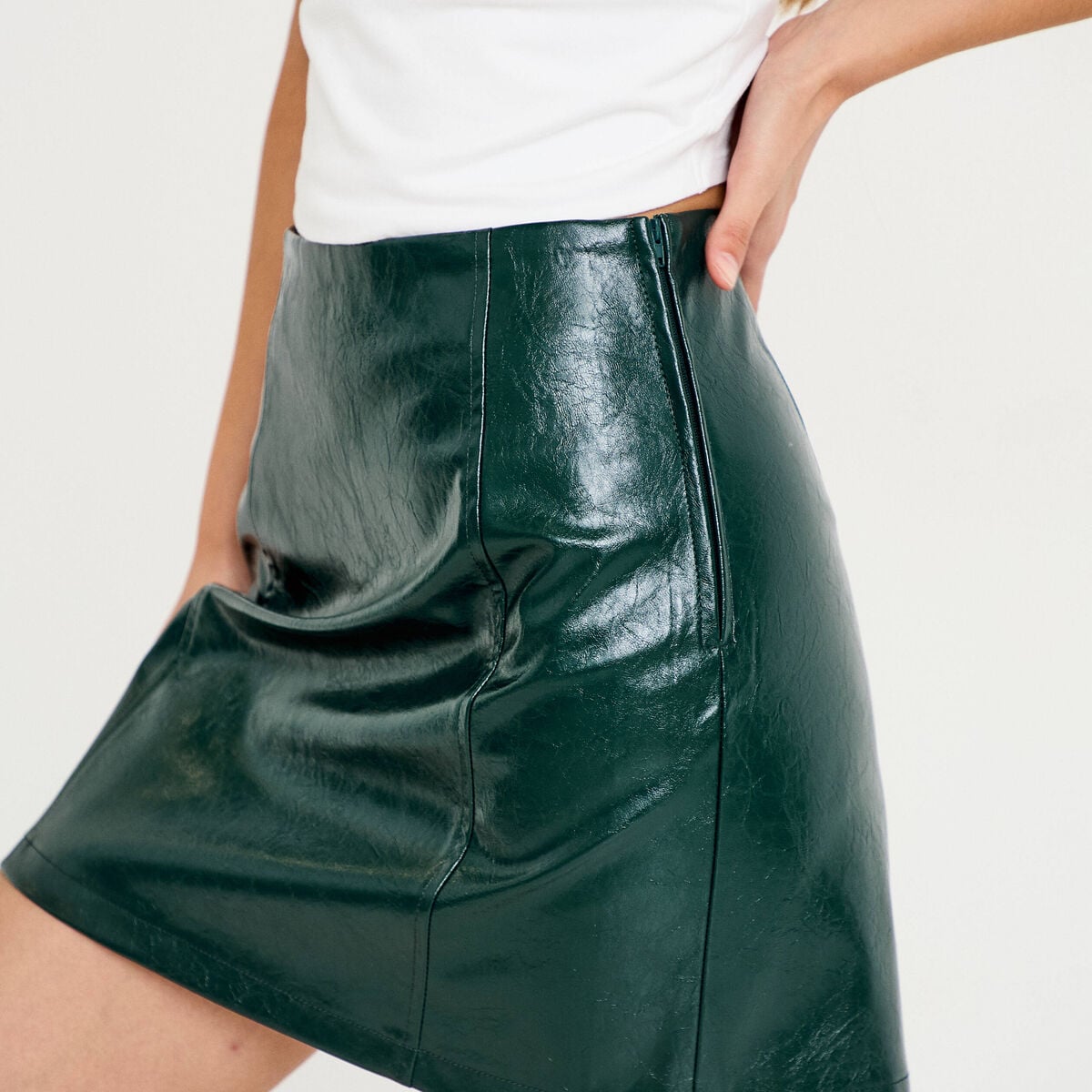 Jupe droite courte en similicuir vert fonc&eacute; femme