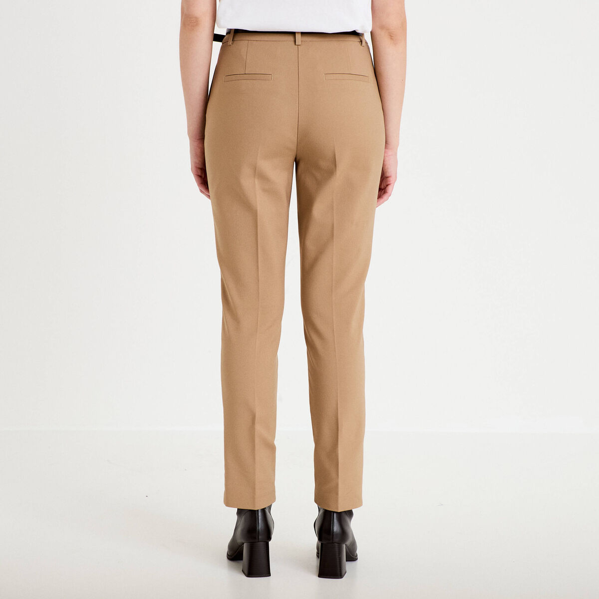 Pantalon cigarette ceintur&eacute; beige femme