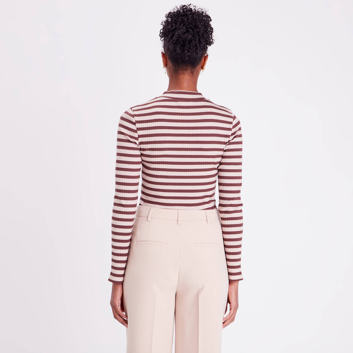 T-shirt cintr&eacute; col montant marron clair femme