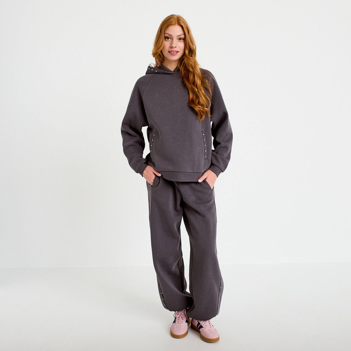 Jegging taille basse d&eacute;tails clout&eacute;s gris fonc&eacute; femme