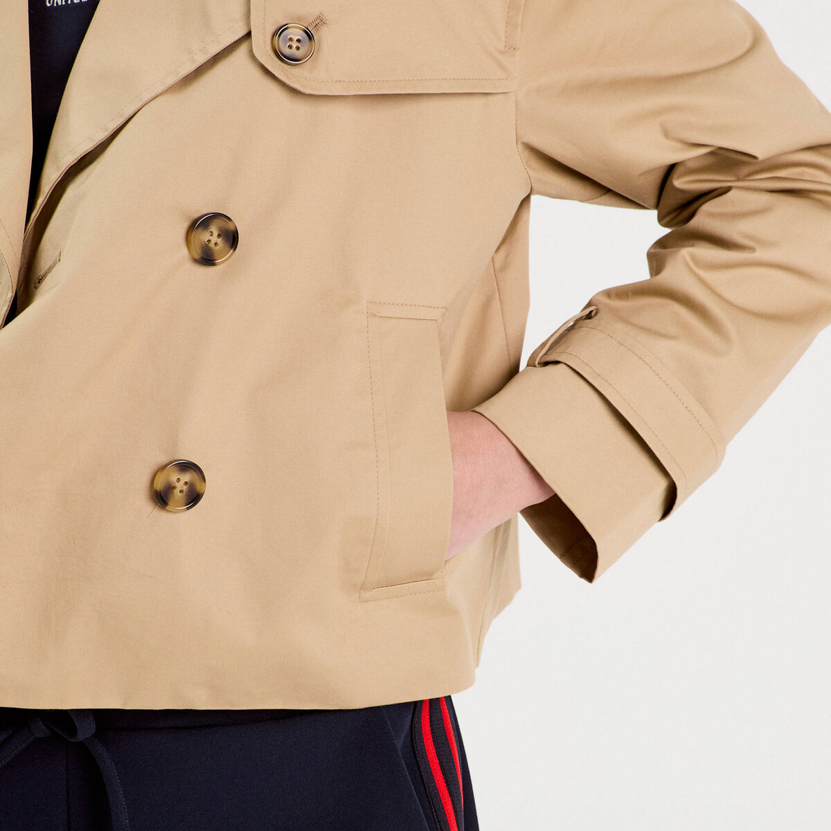 Trench court boutonné sable femme
