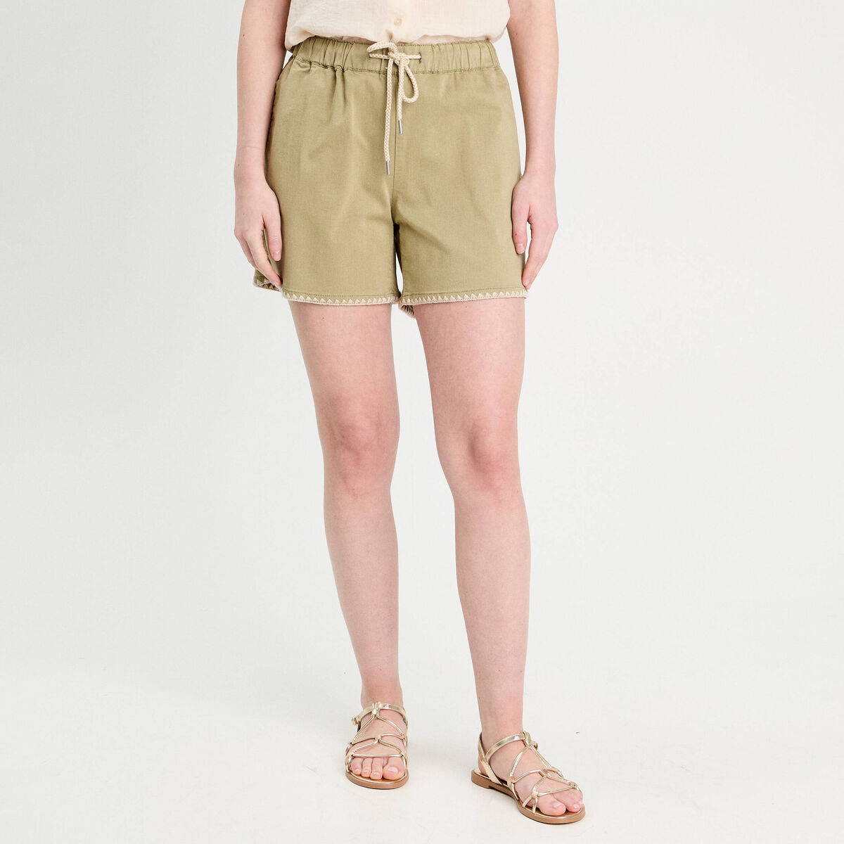 Short droit détails brodés vert kaki femme