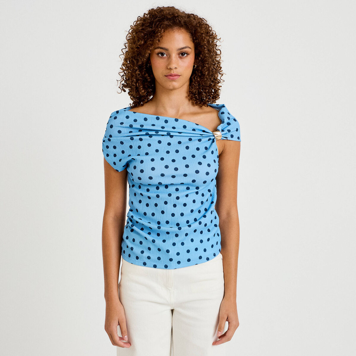 Top pliss&eacute; col bardot sans manches bleu ciel femme