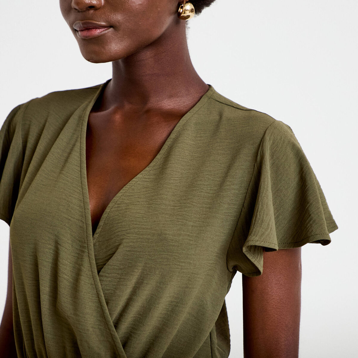 Robe courte &eacute;vas&eacute;e col v manches courtes vert kaki femme