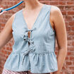 Blouse nouée en jean denim bleach femme