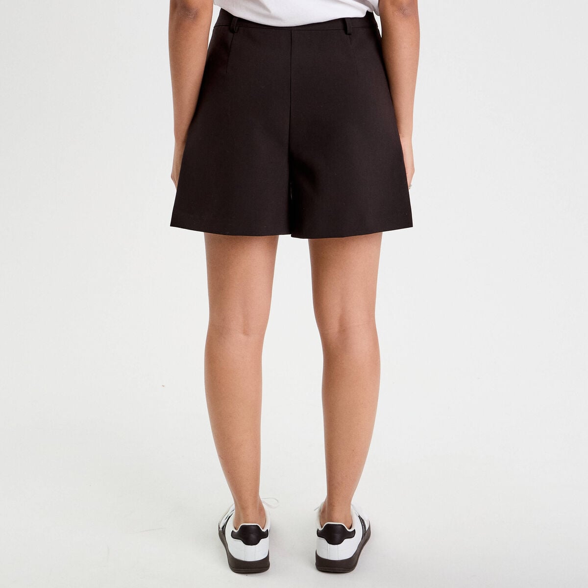 Short regular noir femme