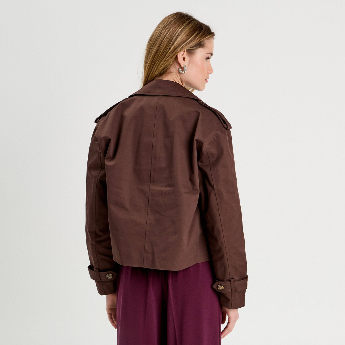 Trench court boutonné marron foncé femme