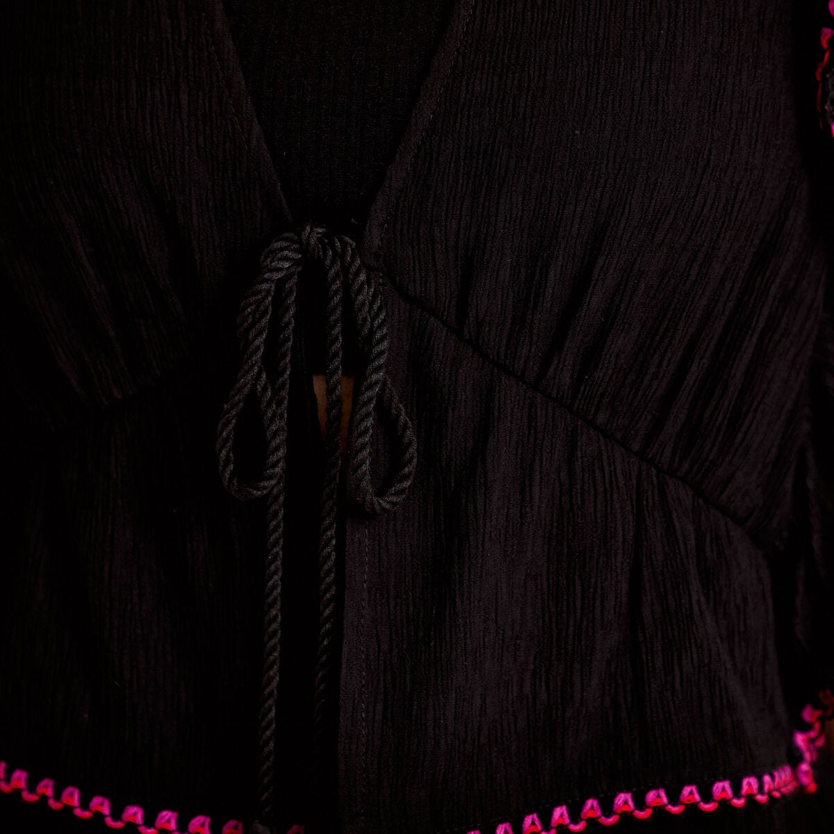 Blouse droite sans manches pliss&eacute;e noir femme