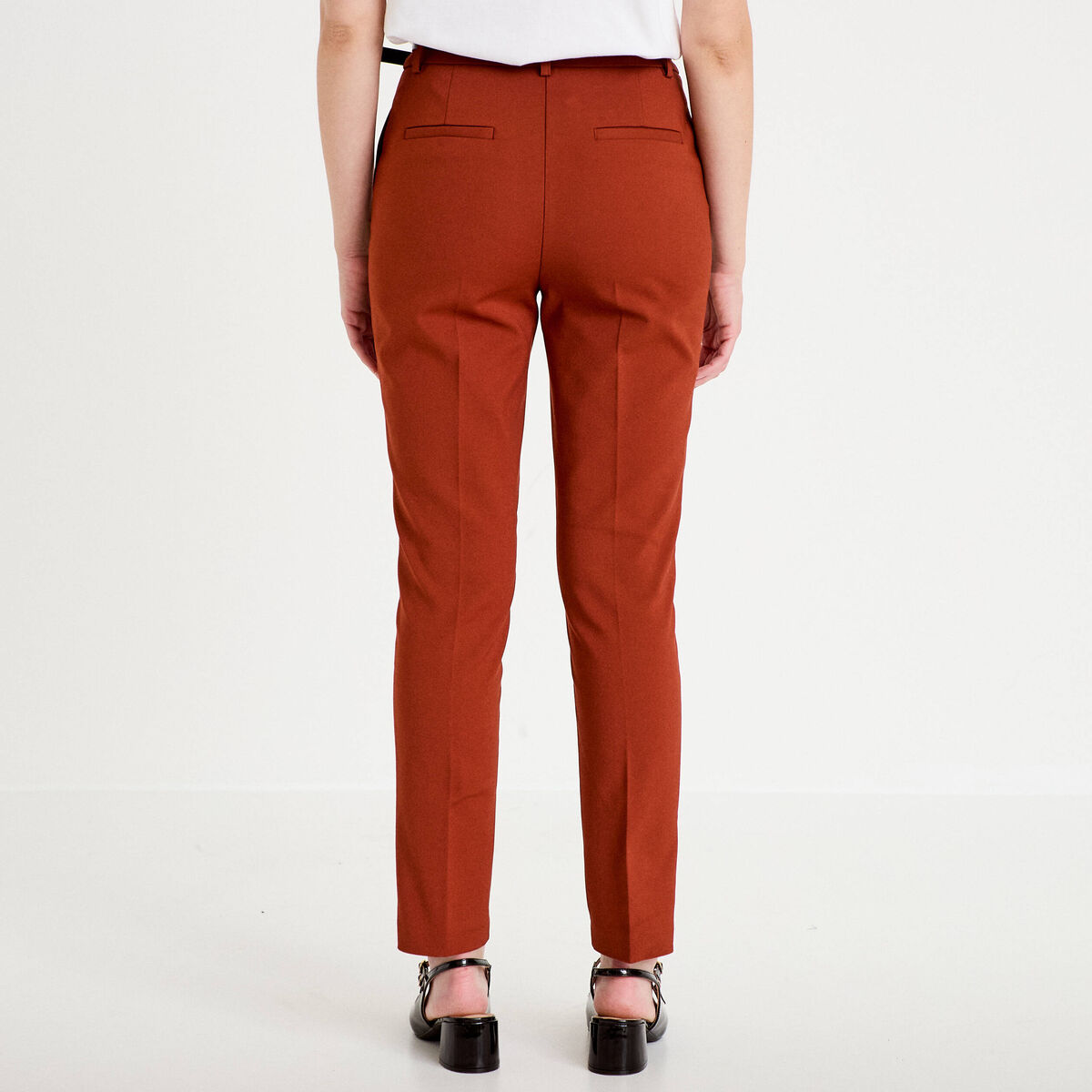 Pantalon cigarette ceintur&eacute; marron cognac femme