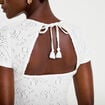 T-shirt ajust&eacute; &agrave; relief manches courtes ecru femme