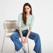 Pull manches courtes boutons brod&eacute;s vert pastel femme