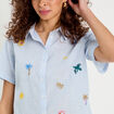 Chemise manches courtes brodée bleu femme