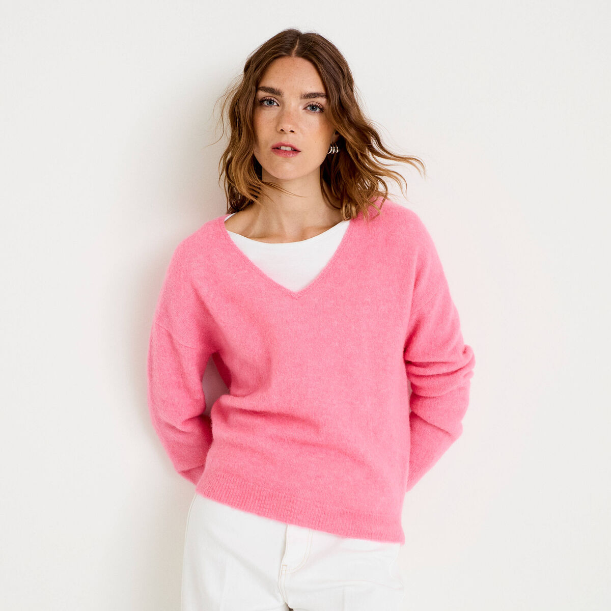 Pull avec col en V rose vif femme