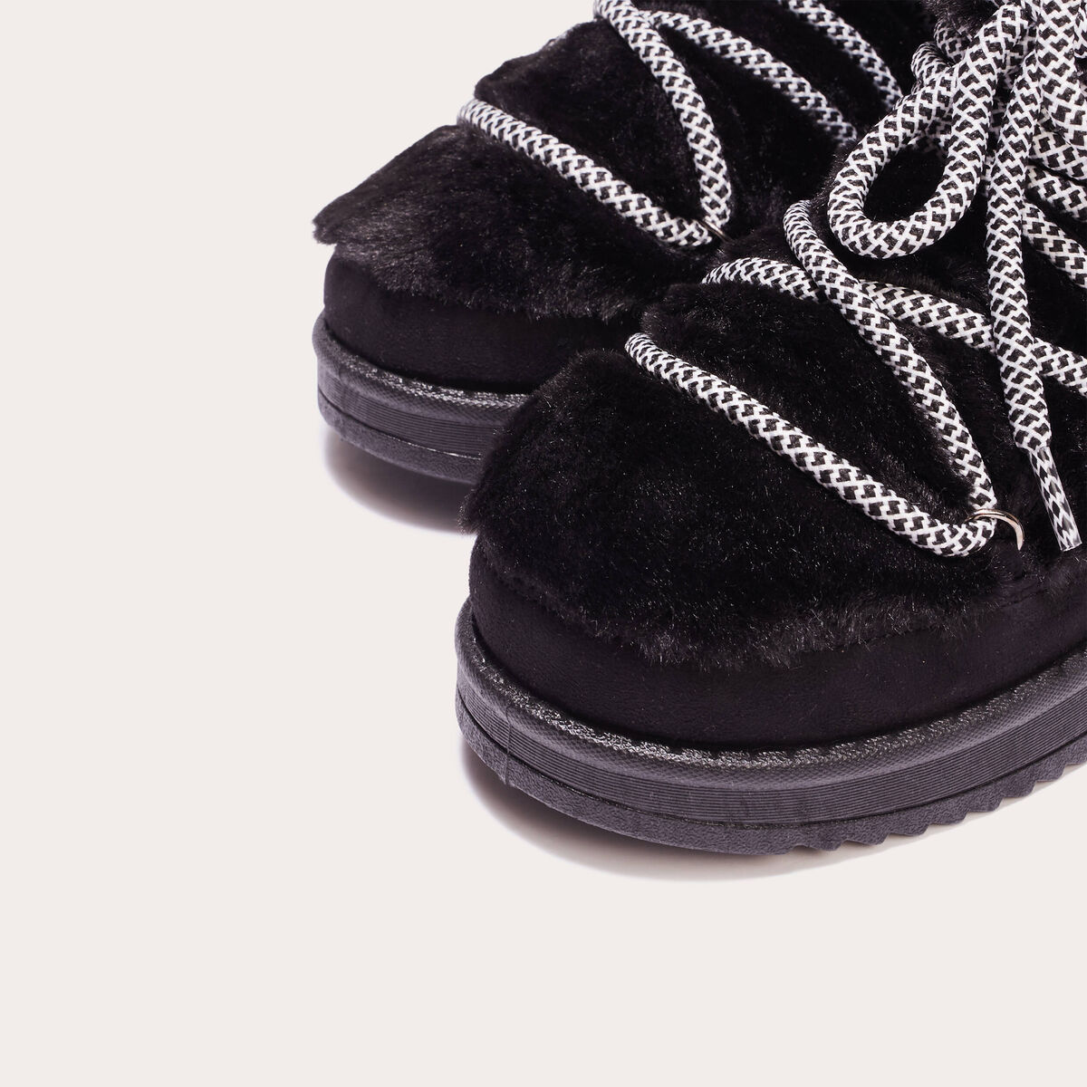 Bottines fausse fourrure à lacets noir femme