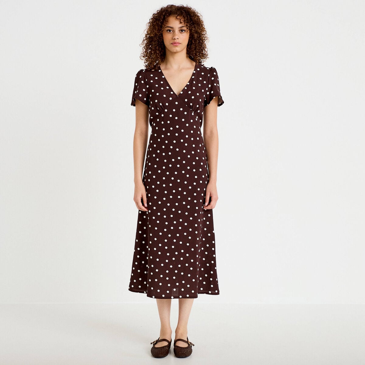 Robe longue &eacute;vas&eacute;e col v manches courtes marron femme