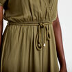 Robe longue &eacute;vas&eacute;e col v satin&eacute;e vert kaki femme