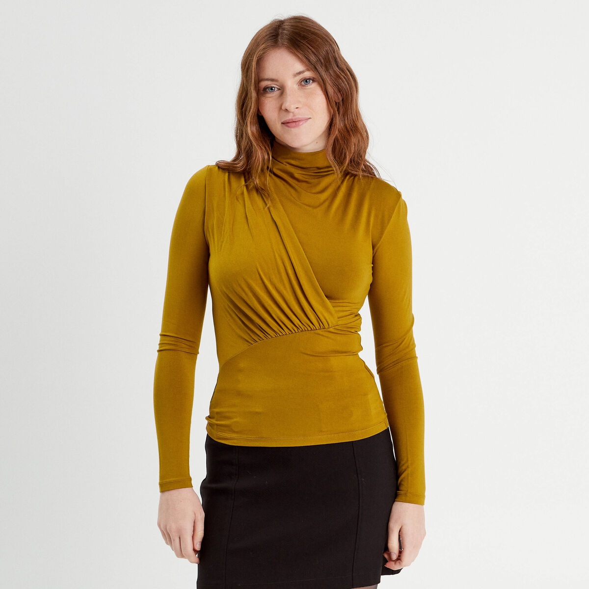 T-shirt drap&eacute; col montant jaune fonc&eacute; femme