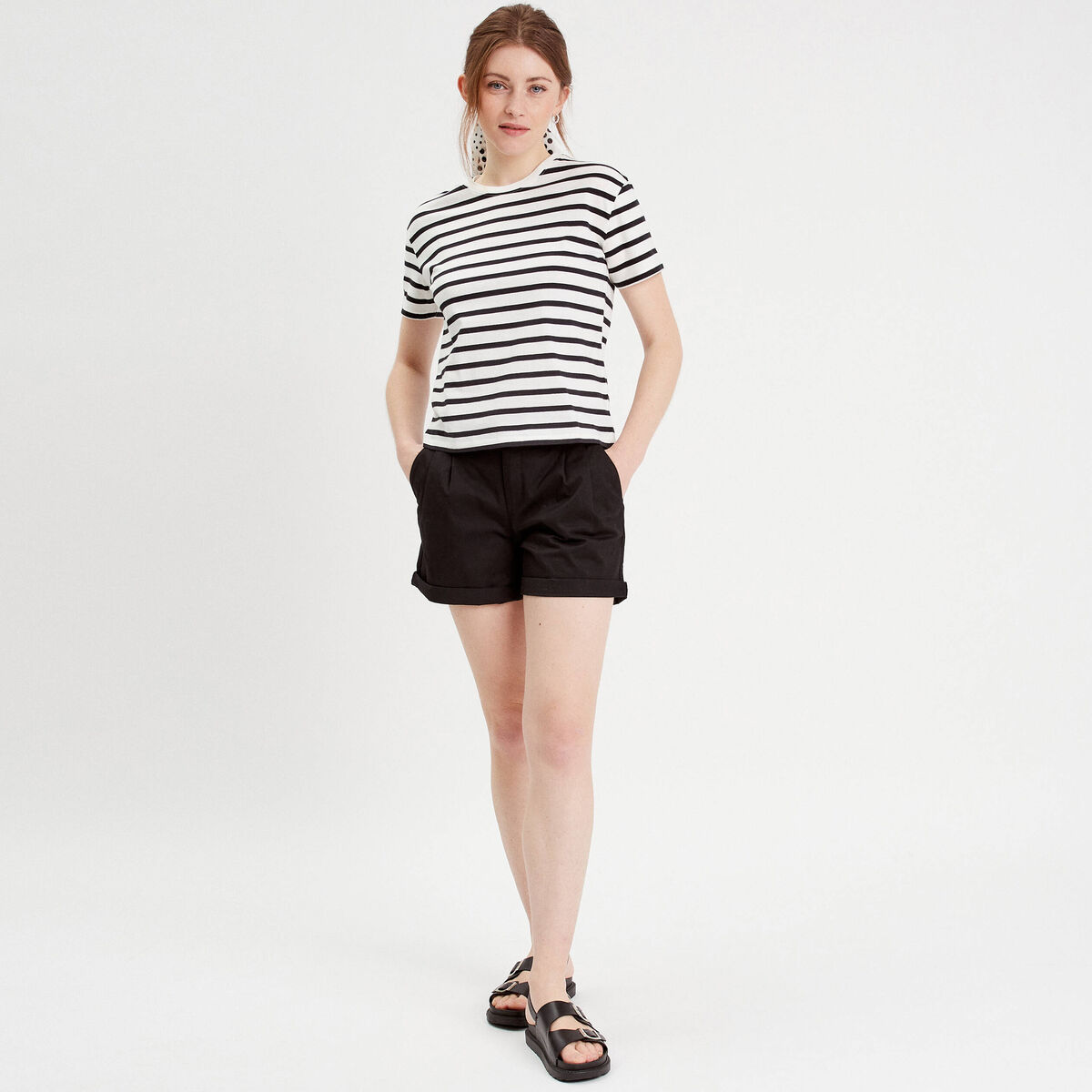 Short chino ceinturé noir femme