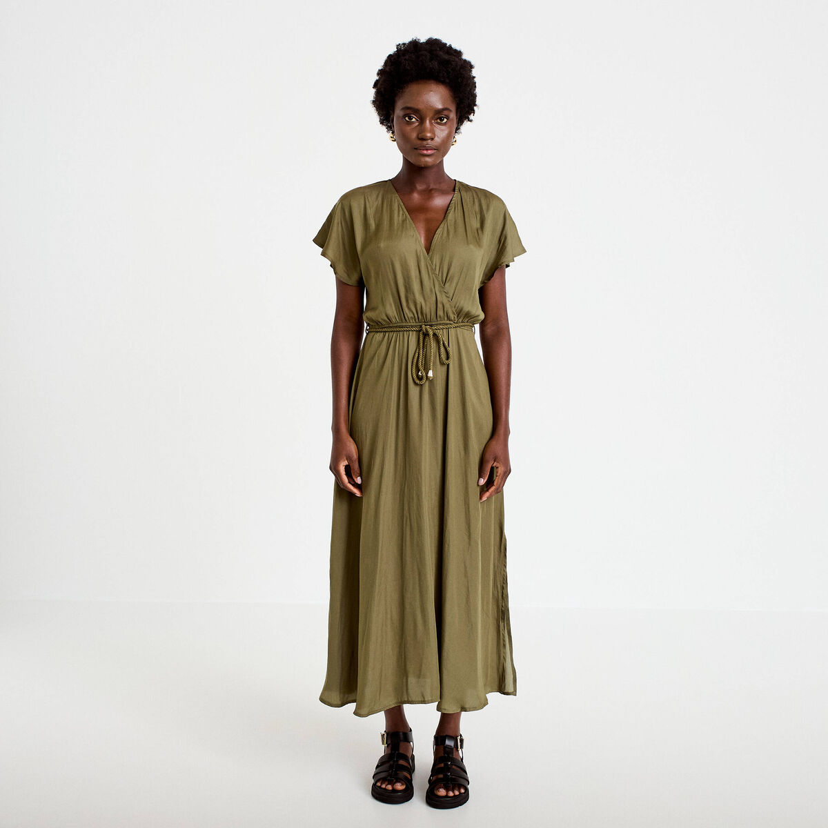 Robe longue &eacute;vas&eacute;e col v satin&eacute;e vert kaki femme