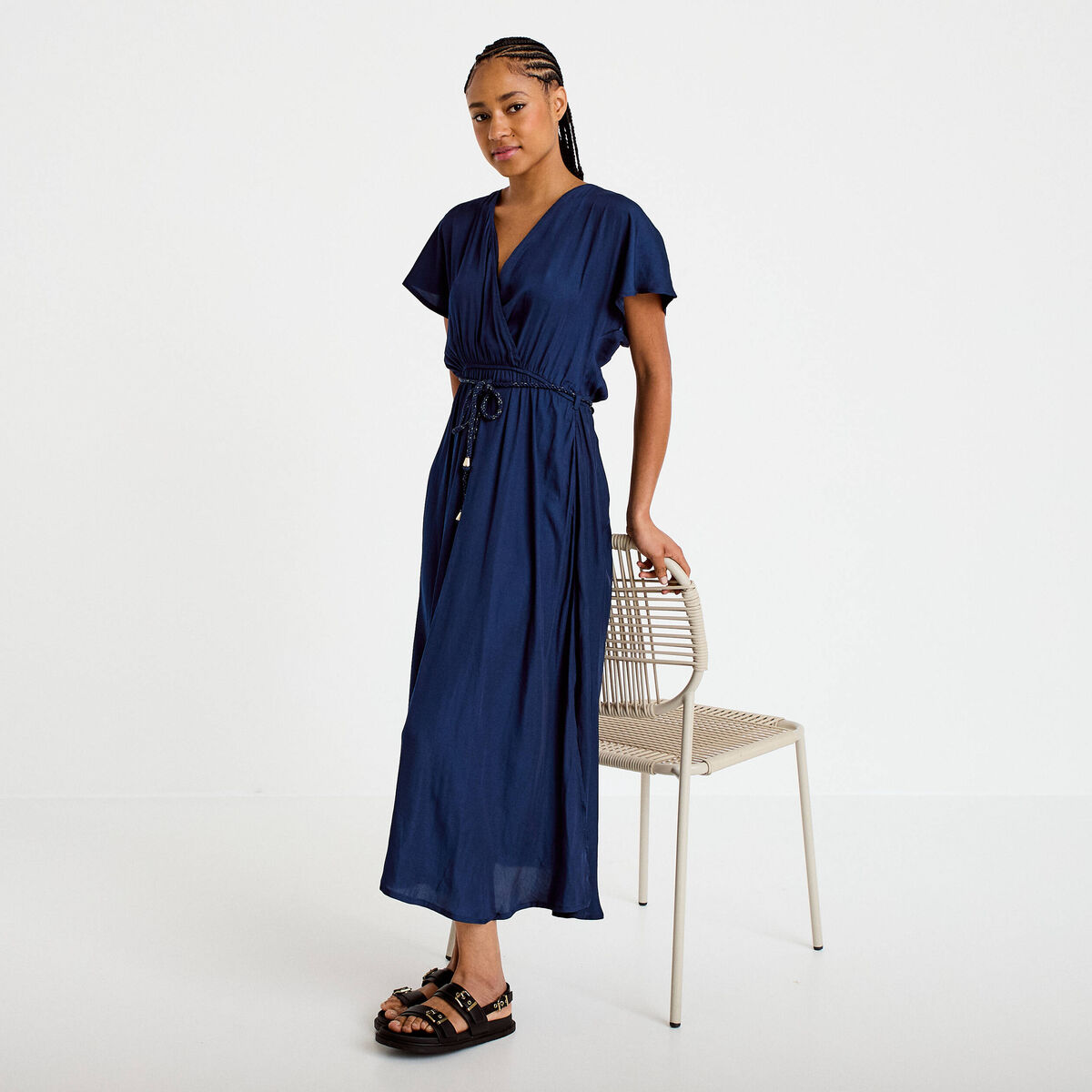 Robe longue &eacute;vas&eacute;e col v satin&eacute;e bleu marine femme