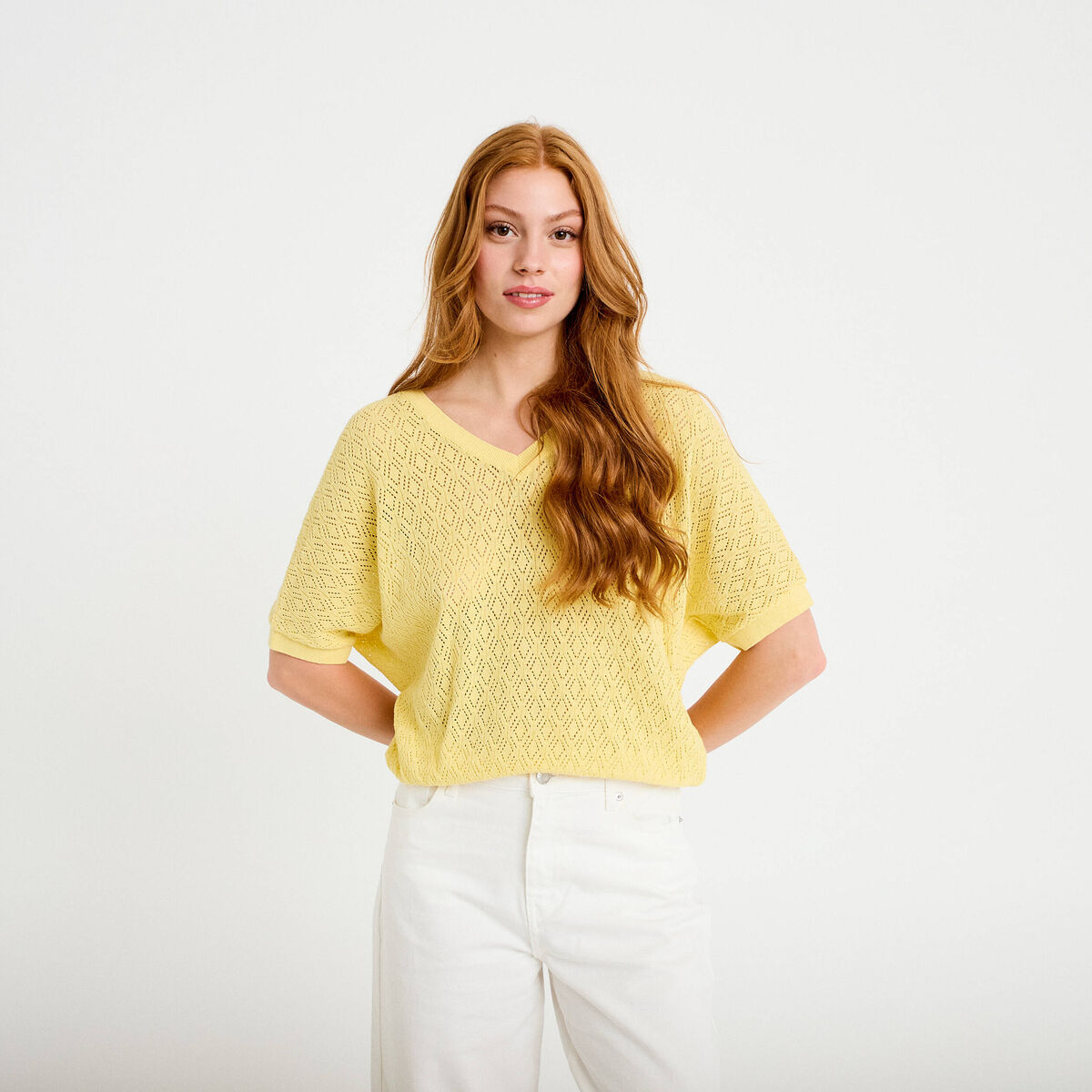 Pull ajour&eacute; col v manches courtes jaune pastel femme