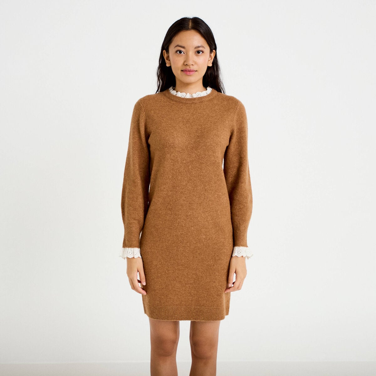 Robe pull ajust&eacute;e col rond dentelle camel femme