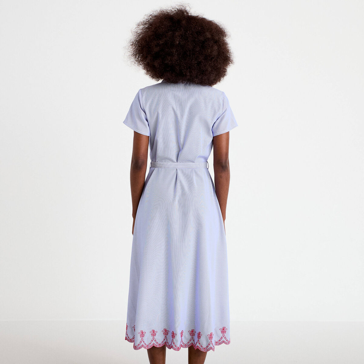 Robe longu&eacute; brod&eacute;e manches courtes bleu roi femme