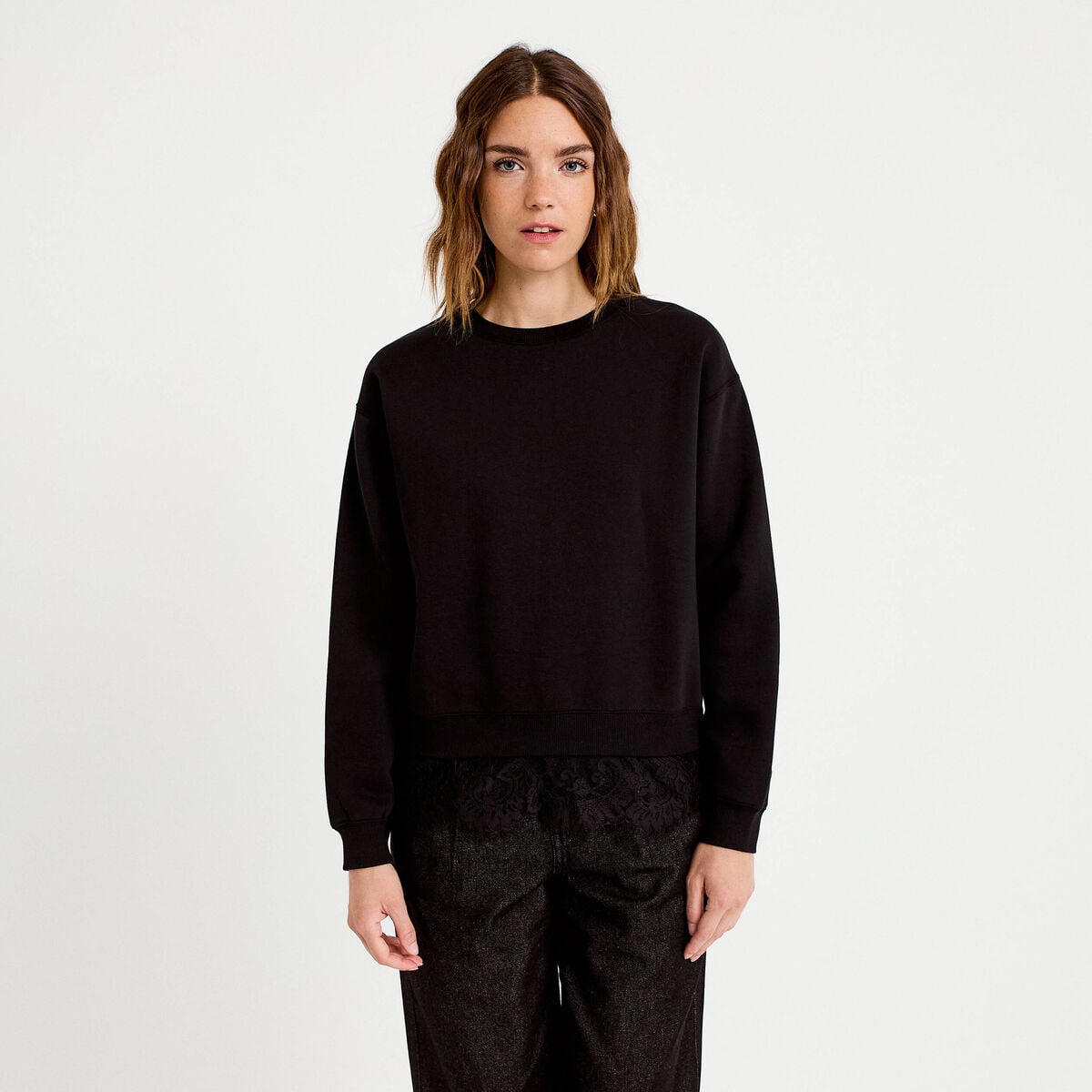 Sweat droit col rond d&eacute;tail dentelle noir femme