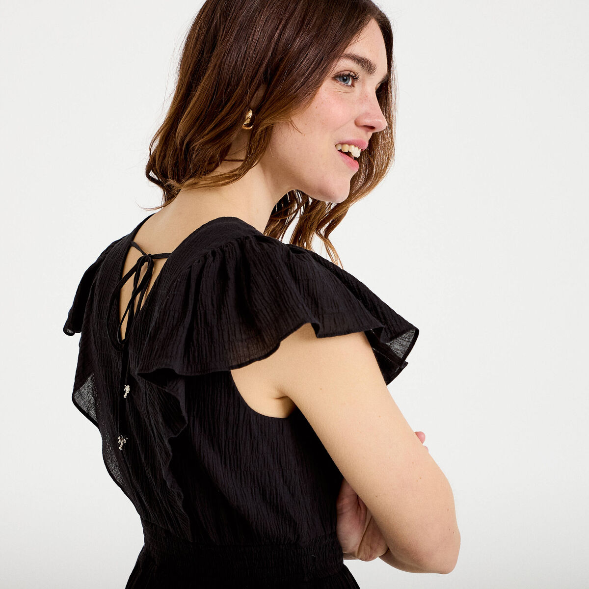Robe courte &eacute;vas&eacute;e col v manches courtes noir femme