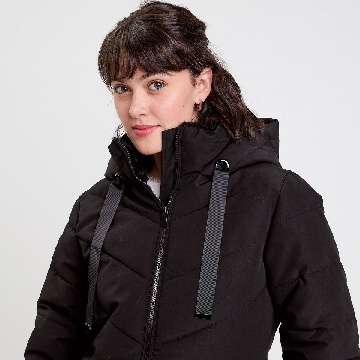 Doudoune cintr&eacute;e &agrave; capuche noir femme