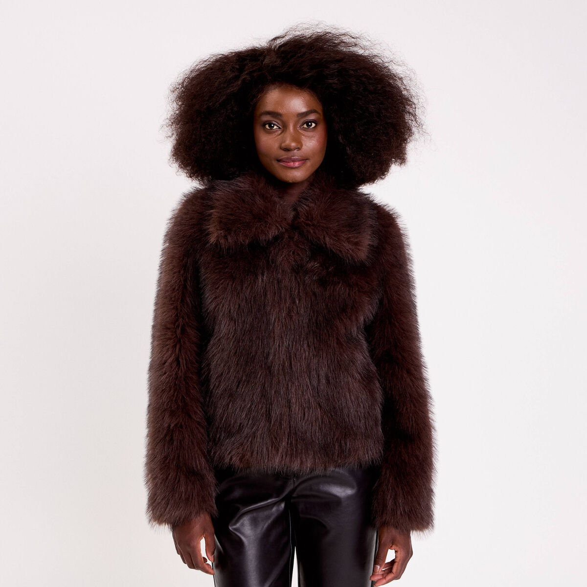 Veste courte en fausse fourrure marron fonc&eacute; femme