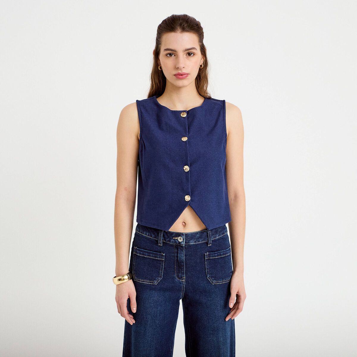 Gilet jean cintr&eacute; cropped sans manches denim brut femme