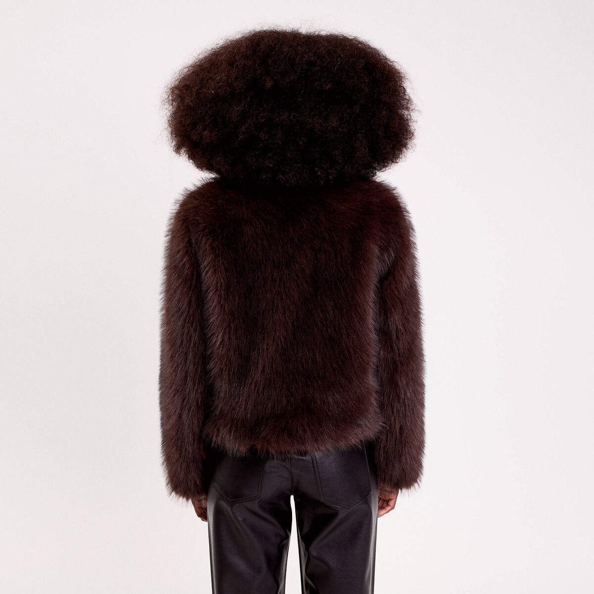 Veste courte en fausse fourrure marron fonc&eacute; femme