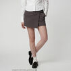 Jupe-short taille haute avec ceinture gris fonc&eacute;