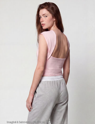 Top ajust&eacute; sans manches d&eacute;collet&eacute; dos rose clair