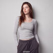 T-shirt ajust&eacute; col rond manches longues gris clair