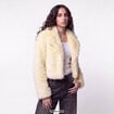 Manteau droit cropped fausse fourrure jaune clair