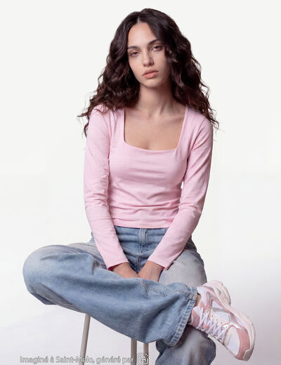 T-shirt ajust&eacute; d&eacute;collet&eacute; manches longues rose clair