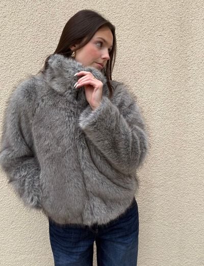 Manteau droit court fausse fourrure bleu gris