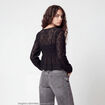 Chemise cintr&eacute;e dentelle col rond noir ado