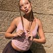Top ajust&eacute; d&eacute;collet&eacute; sans manches rose