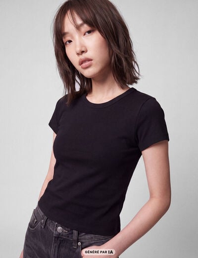 T-shirt ajust&eacute; col rond manches courtes noir