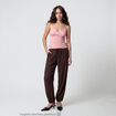 Top ajust&eacute; d&eacute;collet&eacute; sans manches rose